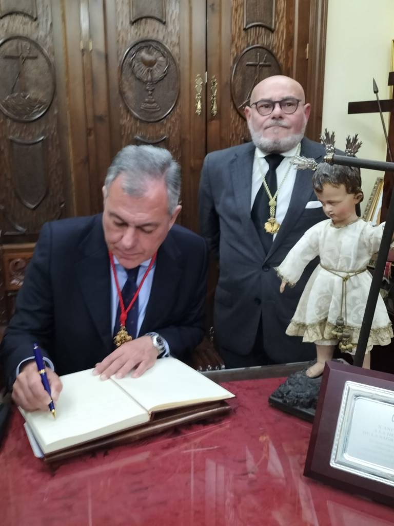 Alcalde de Sevilla, José Luis Sanz Ruiz, jura como nuevo hermano de la Hermandad