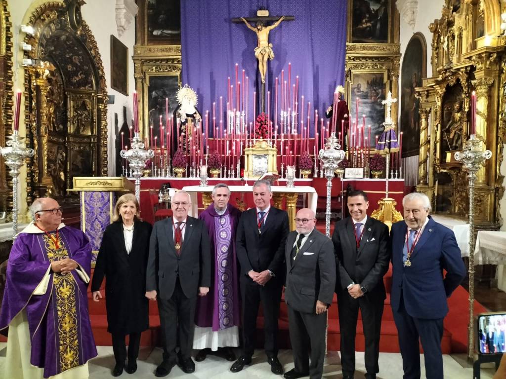 Alcalde de Sevilla, José Luis Sanz Ruiz, jura como nuevo hermano de la Hermandad